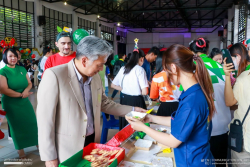 20241212151525(1).jpg - กิจกรรม “The Christmas Tree Light Up” ส่งเสริมการเรียนรู้วัฒนธรรมนานาชาติ | https://facagri.cmru.ac.th/web