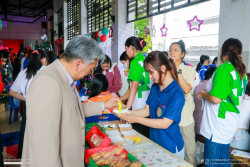 20241212151525.jpg - กิจกรรม “The Christmas Tree Light Up” ส่งเสริมการเรียนรู้วัฒนธรรมนานาชาติ | https://facagri.cmru.ac.th/web