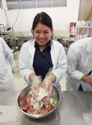 20250204091927.jpg - ปฏิบัติการแปรรูปแหนมหมู | https://facagri.cmru.ac.th/web