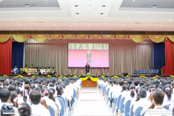 20250614161959(2).jpg - กิจกรรมปฐมนิเทศนักศึกษาใหม่ พิธีอัญเชิญตราพระราชลัญจกร และมอบเข็มตราพระราชลัญจกร ประจำปีการศึกษา 2568 | https://facagri.cmru.ac.th/web