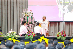 20250614161959(3).jpg - กิจกรรมปฐมนิเทศนักศึกษาใหม่ พิธีอัญเชิญตราพระราชลัญจกร และมอบเข็มตราพระราชลัญจกร ประจำปีการศึกษา 2568 | https://facagri.cmru.ac.th/web