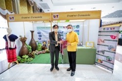 20220502031543.jpg - มอบเกียรติบัตรรางวัลตำบลที่มีวิธีการปฏิบัติที่เป็นเลิศ กับนายกเทศมนตรีตำบลท่าผา | https://facagri.cmru.ac.th/web